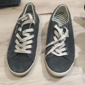 Taos women’s size 9 shoes